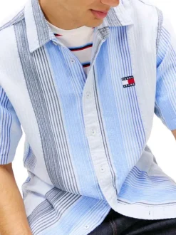 Chemise en coton bleu clair à rayures avec une coupe droite et un col à revers