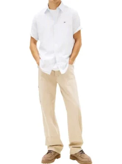 Chemise en coton bleu clair à rayures avec une coupe droite et un col à revers