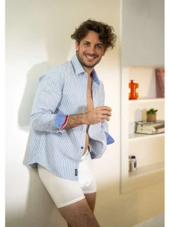 Chemise en coton bleu clair à rayures pourvue d'un col français