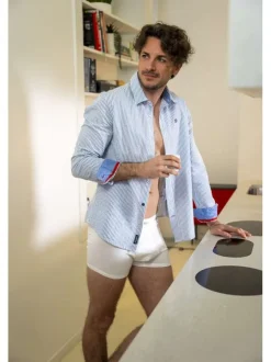 Chemise en coton bleu clair à rayures pourvue d'un col français