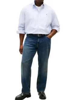 Chemise en coton bleu clair uni avec une coupe droite et un col à revers