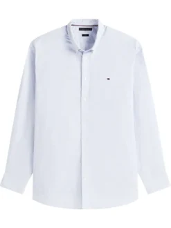 Chemise en coton bleu clair uni avec une coupe droite et un col à revers