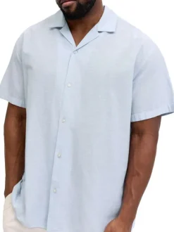 Chemise en coton bleu clair unie pourvue d'une coupe droite
