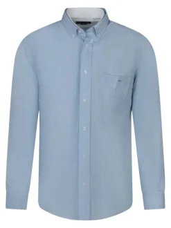 Chemise en coton bleue ciel à carreaux avec un col boutonné des manches longues