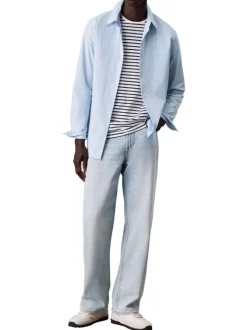 Chemise en coton bleue ciel unie à coupe regular fit fermée par des boutons
