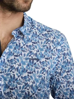 Chemise en coton bleue à coupe droite ornée d'un motif végétal