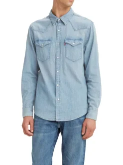 Chemise en coton bleue délavée avec une coupe regular fit et un col français