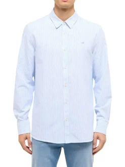 Chemise en coton bleue et blanche à rayures avec une coupe droite