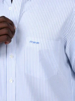 Chemise en coton bleue imprimée avec une coupe droite à col français