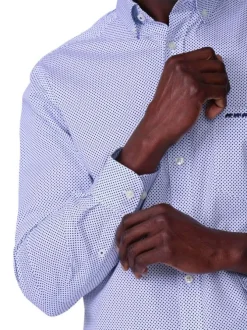 Chemise en coton bleue à motifs avec une coupe droite et un col à revers