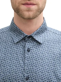 Chemise en coton bleue à petits imprimés avec une coupe ajustée