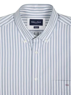 Chemise en coton bleue à rayures avec une coupe droite et un col à revers
