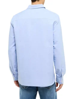 Chemise en coton bleue unie avec une coupe droite et un col à américain