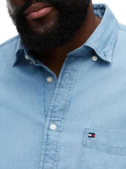 Chemise en coton bleue unie pourvue d'une coupe droite et d'un col américain