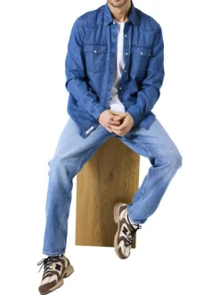 Chemise en coton bleu jean clair uni à coupe droite avec un col chemise