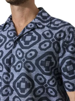 Chemise en coton bleu marine à motifs abstraits imprimés avec une coupe droite