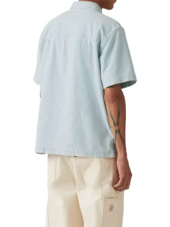 Chemise en coton bleu rayée avec une coupe droite et un col à revers