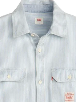 Chemise en coton bleu rayée avec une coupe droite et un col à revers