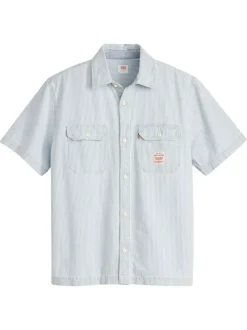 Chemise en coton bleu rayée avec une coupe droite et un col à revers