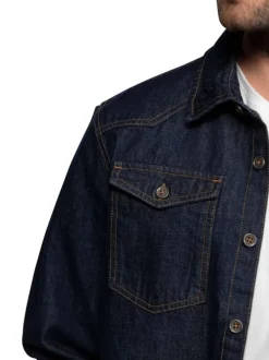 Chemise en coton brut pourvue d'une coupe ajustée et d'un col à rabats