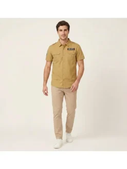 Chemise en coton camel uni pourvue d'une coupe droite et d'un col chemise