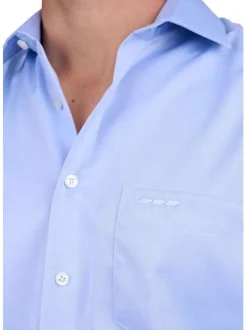 Chemise en coton ciel unie avec une fermeture boutonnée et une coupe droite