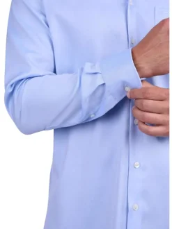 Chemise en coton ciel unie avec une fermeture boutonnée et une coupe droite