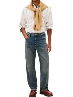 Chemise en coton écrue à carreaux avec une coupe droite et un col à revers