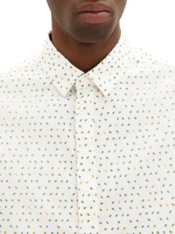 Chemise en coton écrue à pois avec une coupe droite et un col italien