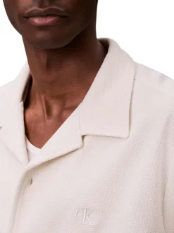 Chemise en coton écrue unie avec une coupe droite et un col cubain