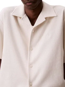 Chemise en coton écrue unie avec une coupe droite et un col cubain