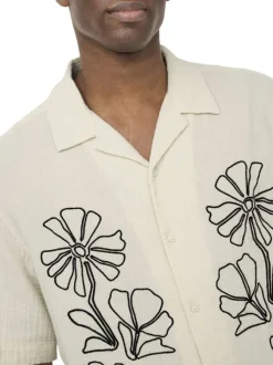 Chemise en coton écrue unie pourvue d'une coupe droite et d'un col cubain