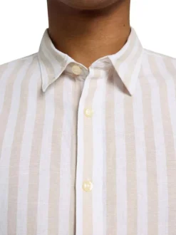 Chemise en coton et lin mélangé beige à rayures avec une coupe slim fit