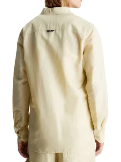 Chemise en coton et lin mélangé tilleul avec une coupe slim et un col français