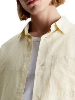 Chemise en coton et lin mélangé tilleul avec une coupe slim et un col français