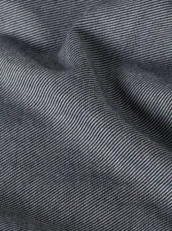 Chemise en coton grise unie avec une coupe droite et des boutons
