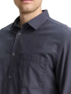 Chemise en coton grise unie pourvue d'une boutonnière à l'avant