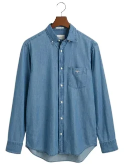Chemise en coton indigo unie avec une coupe droite et un col boutonné