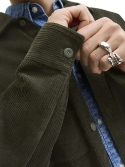 Chemise en coton kaki en velours côtelé avec une coupe droite