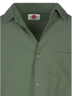 Chemise en coton kaki unie avec une coupe droite et d'un col chemise
