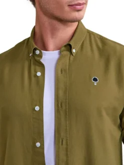 Chemise en coton kaki unie avec une coupe droite et un col américain