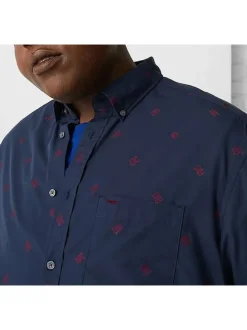 Chemise en coton marine avec une coupe slim col américain et motif monogramme