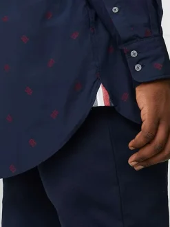 Chemise en coton marine avec une coupe slim col américain et motif monogramme