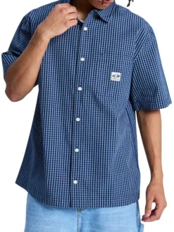 Chemise en coton marine à carreaux avec des manches courtes et une coupe droite