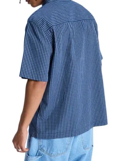 Chemise en coton marine à carreaux avec des manches courtes et une coupe droite