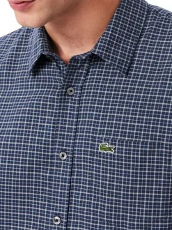 Chemise en coton marine à carreaux avec un col à rabats et des manches longues