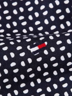 Chemise en coton marine à petits pois avec une coupe ajustée et un col français