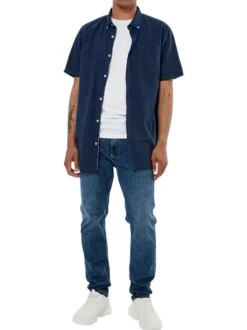 Chemise en coton marine uni avec une coupe regular fit et un col boutonné