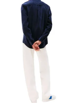 Chemise en coton marine unie avec une coupe droite et un col chemise