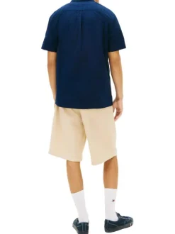 Chemise en coton marine unie avec une coupe droite et un col à revers